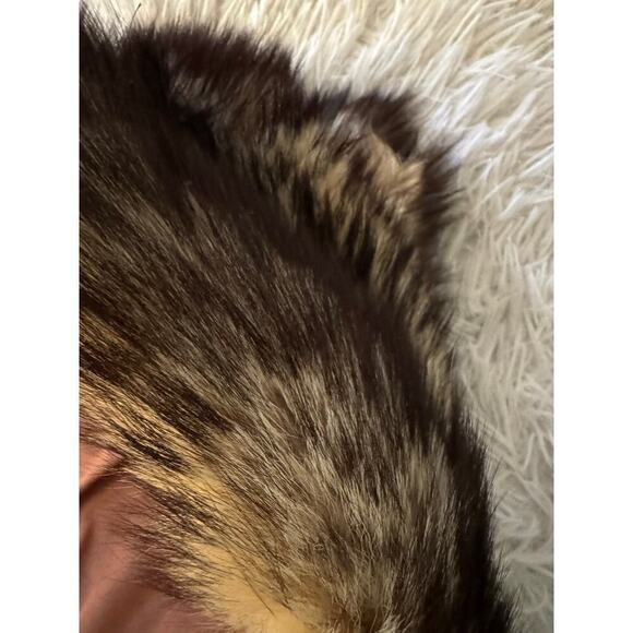 Women’s authentic Raccoon topper ties under your chin. main image 11